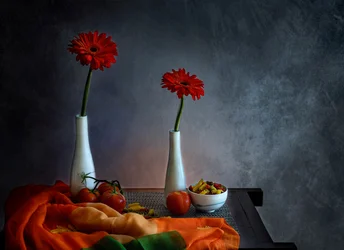 Natureza morta com gerberas vermelhas