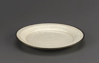Ding ware prato com decoração moldada de patos mandarim, província de Hebei, do século 12-13 (cerâmica)