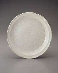 Prato com borda foliada e decoração esculpida, província de Hebei (cerâmica)