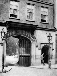 Porta de entrada do século XVI para a Charterhouse, Londres, 1926-1927.
