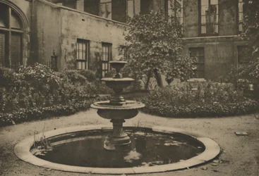 Árvore e fonte antigas de amoreira no jardim de Drapers Hall, c1935.