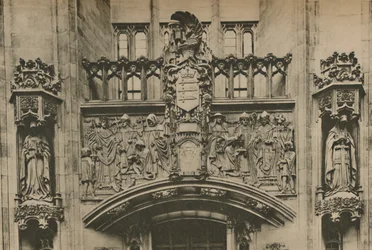 Escultura em pedra sob a brasão de Middlesex no Guildhall, Westminster, c1935.
