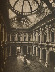 Corte interior com teto de vidro da Royal Exchange, c1935.
