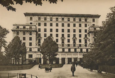 Massa montanhosa de alvenaria no local mais valioso do extremo oeste, c1935.