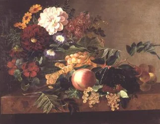 Flores e frutas em uma mesa de mármore