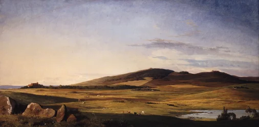 Paisagem da Zelândia. Vista de Bjerresø Mark em direção a Vejrhøj e Dragsholm Manor