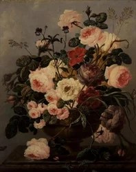 Rosas, cravos, convulvúli e outras flores num vaso sobre um parapeito