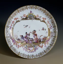 Arte alemã: Porcelana Meissen. Chinoiserie representando personagens asiáticos que bebem o chá. Pires decorados por Johann Gregor Hoeroldt (ou Herold 1696-1775), por volta de 1730. Paris, Artes Decorativas