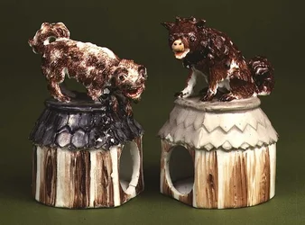 Figuras Meisson companheiro: cão de caça sentado em um canil e um terrier