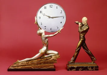 Menina ajoelhada com relógio e um tocador de flauta (bronze, marfim, metal, mármore)