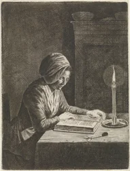 Sala escura com mulher de leitura