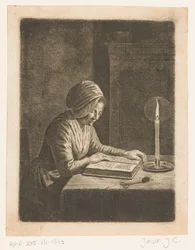 Sala escura com mulher de leitura