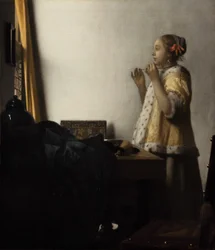 Jovem senhora com um colar de pérolas