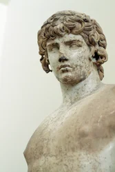 Antinous, estátua em mármore Pariano, do templo de Apolo em Delfos, Grécia, civilização romana, século II d.C., detalhe