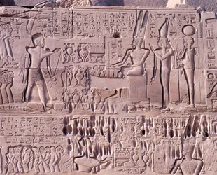 Egito, Velho Tebas, Luxor, Complexo do Templo de Karnak, Prefeitura de Amun-Re, Grande Salão do Hipostilo, Muro Norte, Relevo com cenas de guerra Seti I na Síria e Palestina, detalhe com oferendas aos deuses