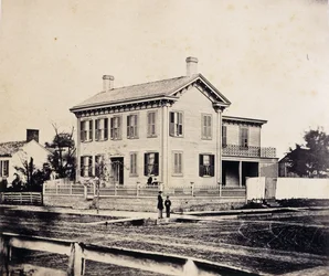 Abraham Lincoln posando diante de sua casa em Springfield, Massachusetts, c.1860s-1870 (impressão de albume)