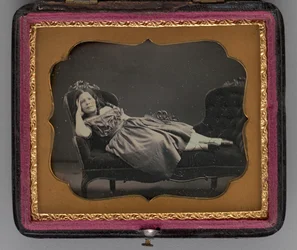 Retrato sem título de uma menina reclinada em uma espreguiçadeira, 1855.