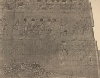 Edfu-Esculturas e inscrições na face oriental,1854 (foto)