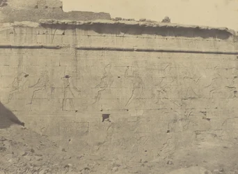 Edfu, esculturas e inscrições da fachada oriental da parede do cerco