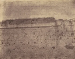 Edfu, esculturas e inscrições da fachada oriental da parede do cerco