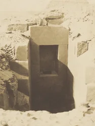 Pirâmides de Giseh, Obra de M. Mariette, Descoberta de Porta de Granito à Esquerda das Escavações da Esfinge