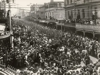 O 12º Batalhão, AIF, marchando pela cidade antes de embarcar para serviço no exterior, Hobart, Tasmânia, 14 de outubro de 1914