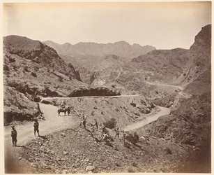 Landi Kotal Pass mostrando a estrada feita pelos próprios sapatas e mineiros Madras da rainha, 1878 por volta de