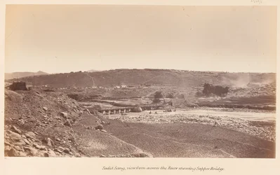  Safed Sang, visto através do rio que mostra a ponte de Sapper , 1878 circa