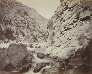  Curva acentuada no desfiladeiro [abaixo de Ali Masjid], um pouco difícil , 1879