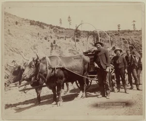 1889 - Garimpeiros a caminho dos campos de ouro (fotografia a preto e branco)