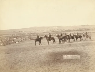 Gen. Miles e pessoal vendo o maior campo de índios hostis dos EUA, perto de Pine Ridge
