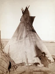 Menina Oglala sentada em frente ao Tipi