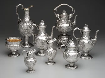 Chaleira de água no suporte, cafeteira, pote de chocolate, tigela de lixo, açucareiro, jarro de leite, jarro de creme e ewers, c.1851 (prata e marfim)