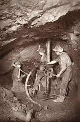 Uma extremidade de perfuração de rocha, mina East Pool, ilustração de "Mongst mines and miners, ou Underground Scenes by Flash-Light" de J.C. Burrows e William Thomas, pub. 1893 (foto sépia)