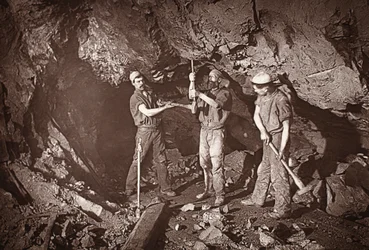 Boring an Upper, East Pool Mine, ilustração de "Mongst mines and miners, or Underground Scenes by Flash-Light" de J.C. Burrows e William Thomas, pub. 1893 (foto sépia)