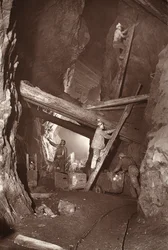 The 180 at East Pool mine, ilustração de "Mongst mines and miners, or Underground Scenes by Flash-Light" de J.C. Burrows e William Thomas, pub. 1893 (foto sépia)