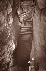 The 375 at Dolcoath mine, ilustração de "Mongst mines and miners, or Underground Scenes by Flash-Light" de J.C. Burrows e William Thomas, pub. 1893 (foto sépia)