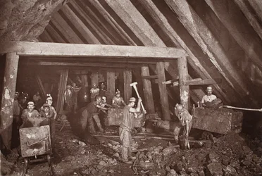 A 412, mina Dolcoath, ilustração de "Mongst mines and miners, ou Underground Scenes by Flash-Light" de J.C. Burrows e William Thomas, pub. 1893 (foto sépia)