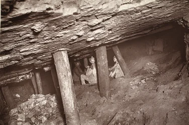 A 66, mina Blue Hills, ilustração de "Mongst mines and miners, ou Underground Scenes by Flash-Light" de J.C. Burrows e William Thomas, pub. 1893 (foto sépia)