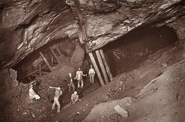 A estrada de bonde 70, mina East Pool, ilustração de "Mongst mines and miners, ou Underground Scenes by Flash-Light" de J.C. Burrows e William Thomas, pub. 1893 (foto sépia)