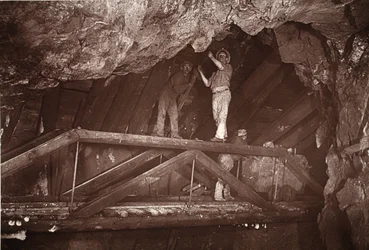 The Bridge, East Pool mine, ilustração de "Mongst mines and miners, or Underground Scenes by Flash-Light" de J.C. Burrows e William Thomas, pub. 1893 (foto sépia)
