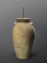 Batedeira, c. 1850-1883 (grés vitrificado alcalino com madeira)