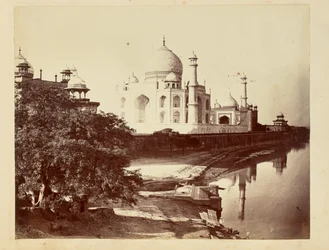[Taj Mahal a partir das margens do rio Yamuna]