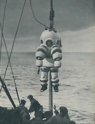 A eterna luta contra o mar: revestimento blindado para o mergulhador do fundo do mar, c1935