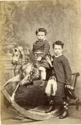 Menina jovem, ligado, cavalo balanço, com, menino jovem, em, kilt, ficar, 1860s, (albumen, impressão)