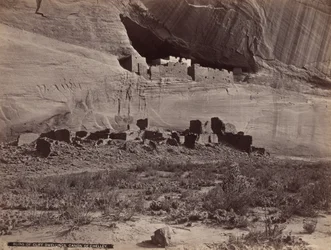 Ruínas de habitações nas falésias, Canyon de Chelly, 1879-1881 (foto)