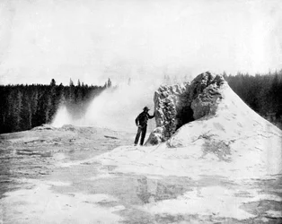 Cratera do géiser Giant, Parque Nacional de Yellowstone, Estados Unidos, 1893