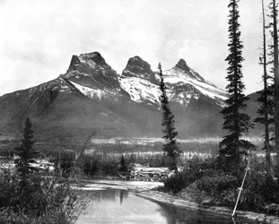 As três irmãs, Canmore, estrada de ferro pacífica canadense, 1893.