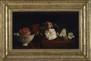 Flores em bandeja japonesa sobre mesa de mogno (óleo sobre painel)