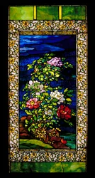 Janela: Peónias ao Vento, possivelmente
1889/reformulada em 1908 Vidro com chumbo e folha de cobre)
